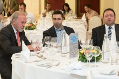 Κώστας Γαβαλάκης, Συνεταιριστική Τράπεζα Χανίων (στη μέση) με Γεώργιο Ταμπακάκη και Γεώργιο Παπαδόπουλο, Υδρόγειος.